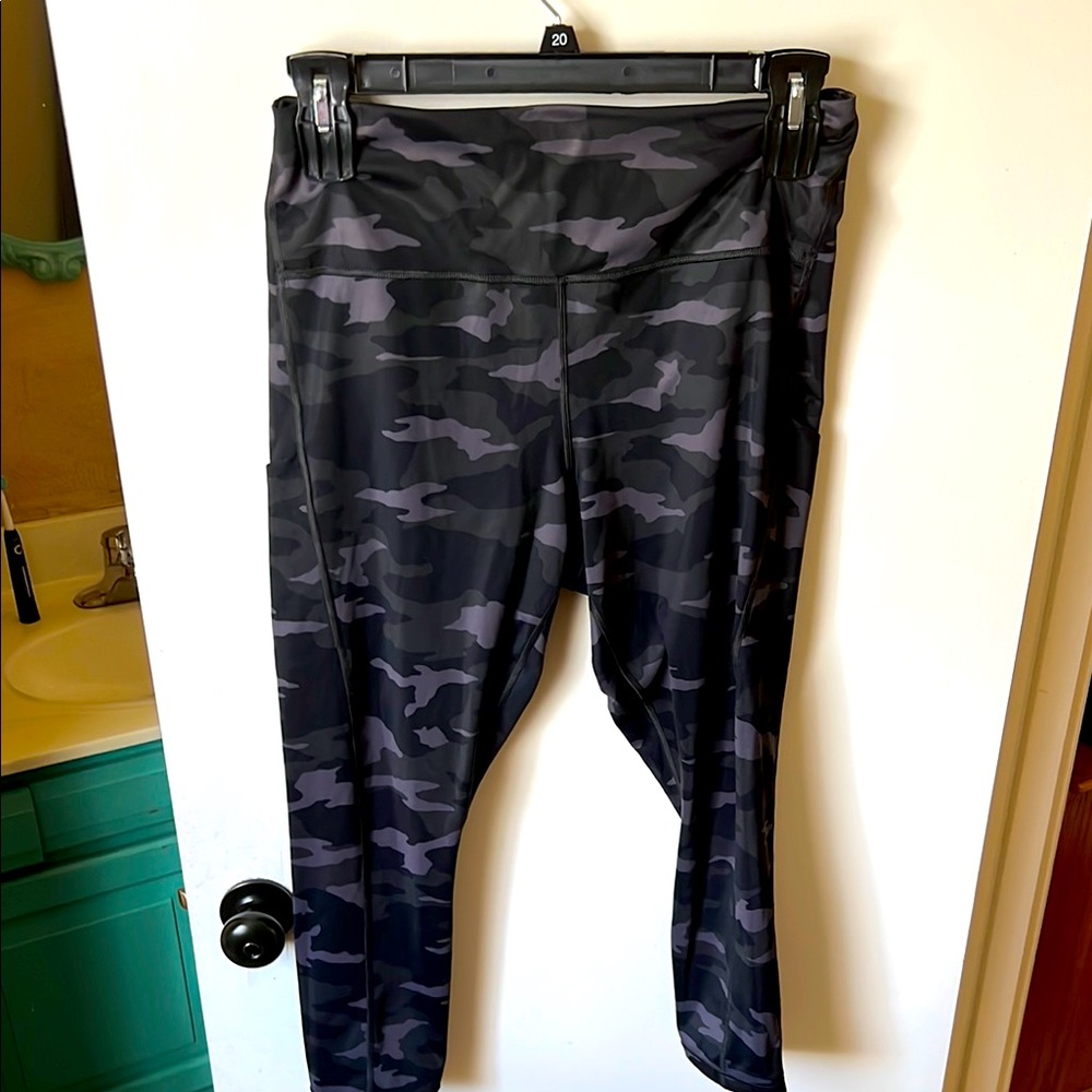 Athleta Iltimate Camo 7/8 Tight
